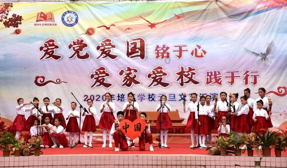粗心乘客遗落物品 保洁员捡到物归原主
